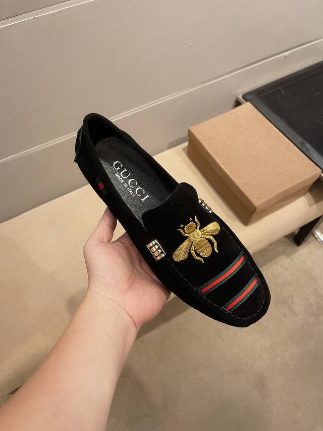 品牌古奇，英文名Gucci，官方旗舰店休闲豆豆鞋，巴黎时装周走秀款，惊世骇俗，古奇不一样的感觉，自然不失高雅，[爱情] 鞋面采用头层进口意大利磨皮牛皮+刺绣，舒