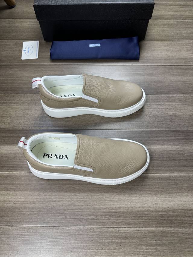Pra** 普拉达 -高端品质 原单 -鞋面：进口摔纹小牛皮、鞋口松紧带、后跟品牌Logo织带 -内里：水染牛皮 -大底：超轻Tpu 发泡；成型大底 -超高品控