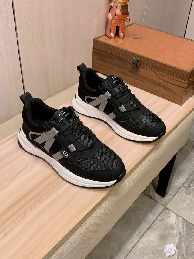 新款: 厂价 阿玛尼Armani* 最新爆款休闲鞋，顶端品牌 奢侈～代购，顶级～质量。 鞋面選用进口透气反磨搭配织网材质透气羊皮垫脚 精细做工。原版个性时尚柔软