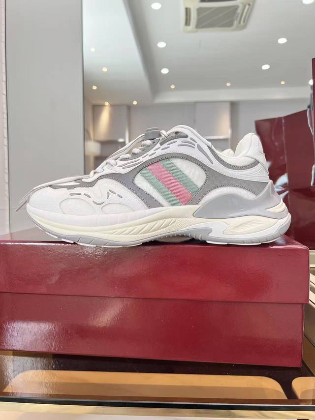 出厂价P Gucci 2.0运动鞋焕新演绎品牌标志性条纹织带元素，当复古基因撞上未来感设计，这双古驰新鞋直接把潮流阈值拉满 配色卡龙撞色+经典条纹，Gg反光滚边