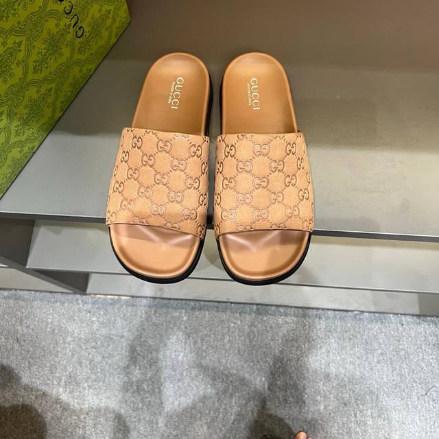 码数38-46 45.46定做不退换 Gg家高端男士夏季拖鞋， 经典老花系列，一字带宽松设计，别致的色彩拼接效果，个性鲜明，时尚潮流穿搭必备款式，轻盈舒适。轻质