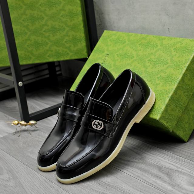 商品商标：Gucci 古驰 商务套脚皮鞋 正码码数: 38－45 商品材料：精选漆面牛皮鞋面 牛皮内里 原版大底