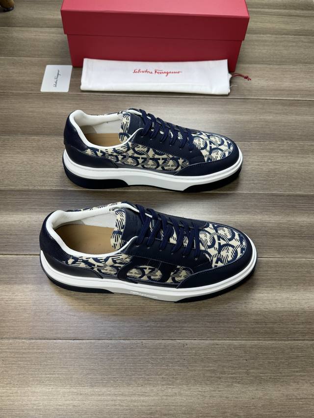 Ferragamo 菲拉格慕 -高端品质 原单 -鞋面：纳帕小牛皮、品牌图腾帆布布匹、鞋身车缝品牌Logo -内里：品牌帆布，垫脚；水染牛皮 -大底：Tpr 橡