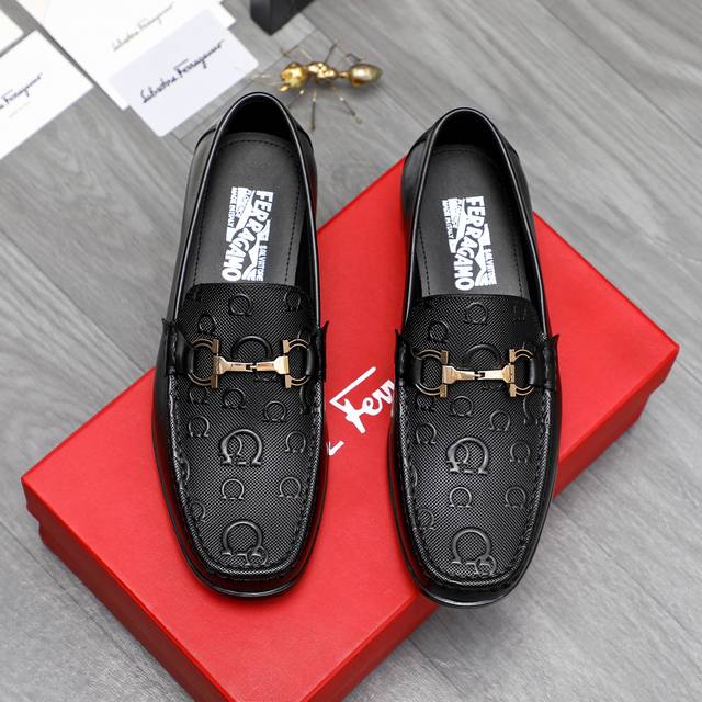 商品商标：Ferragamo 菲拉格慕 正装鞋 正码码数: 38-45 商品材料：精选 头层压纹牛皮鞋面 牛皮内里原版大底