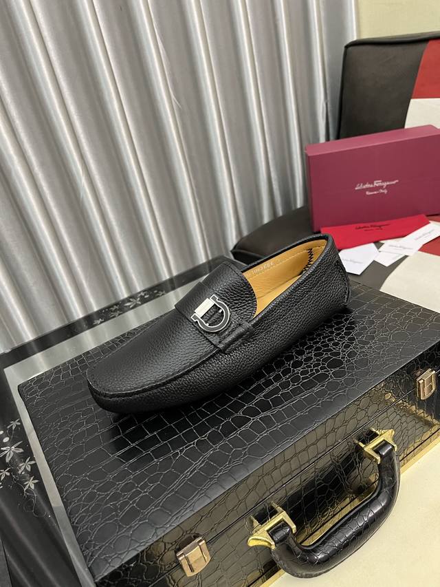 出厂价Pp： 菲拉格慕 Ferragamo 新款高端品质架豆豆鞋上．风格华贵典雅，实用性和款式并重，我们异常关注质量和细节，鞋楦皮料，做工舒适度都毫不逊色，！材
