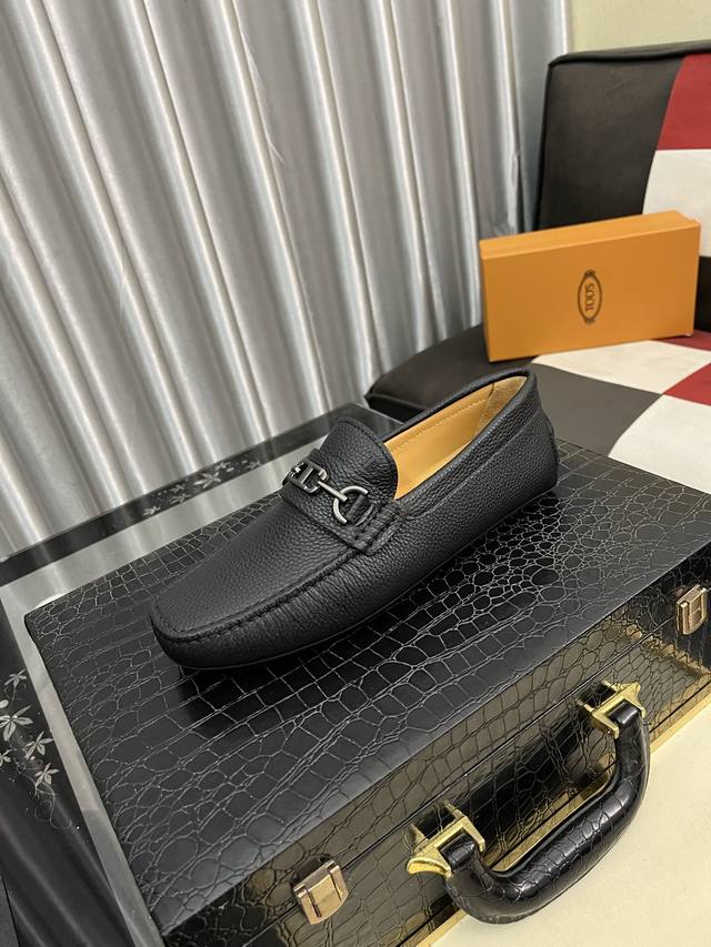 出厂价Pp： Tods托德斯本款乐福鞋以绒面小牛皮制成，水染牛里，特别的橡胶豆豆外底设有雅致的特殊工艺编织嵌边，鞋面点缀精巧横条装饰和Tod's字母，皮革内底，