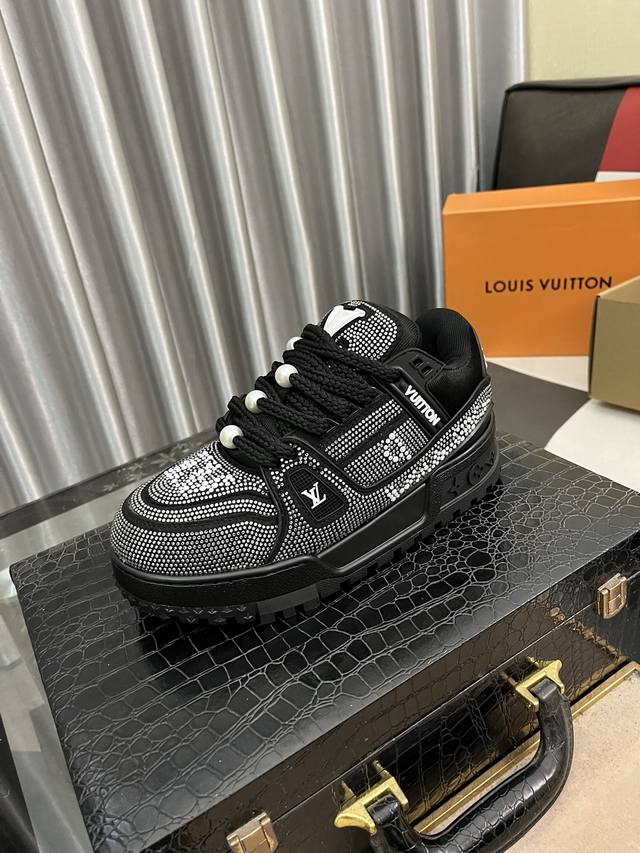 出厂价Pp： Lv Louis Vuitton 23S走秀款Trainer 胖丁满钻面包滑板鞋 原版可折叠抽拉式飞机盒 独家开模暗花老花串珠 码数：3644