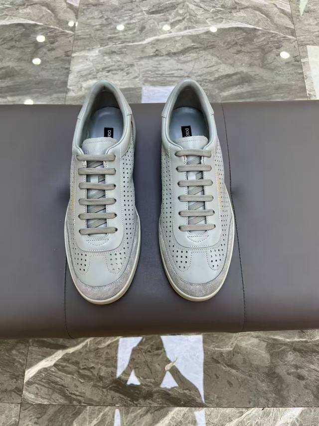 实价： Dg 男士小牛皮运动鞋 Portofino Yacht 鞋履,设计简约百搭,鞍皮鞋底别具巧思。Dolce &G徽标尾翼锦上添花。 进口牛皮+橡胶大底 S