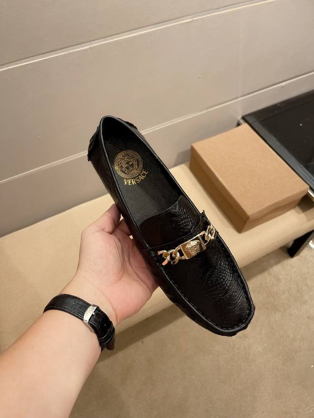 品牌瓦萨琪，官方旗舰店正品，法国巴黎名媛贵族爆款，鞋面进口意大利头层鳄鱼皮，舒适透气羊里 不掉色 ，原版进口耐磨橡胶底， 官网出品 精致优雅男士心备佳品，采用精