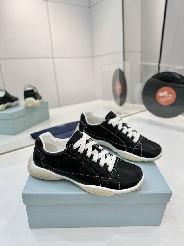 工厂P价 纳帕软皮运动鞋 原版1:1定制，小白鞋，众多网红上脚，注塑三角字母Luogo工艺，今年非常爆，穿上休闲运动两不失误 面料: 羊皮纳帕软 内里:原版羊皮