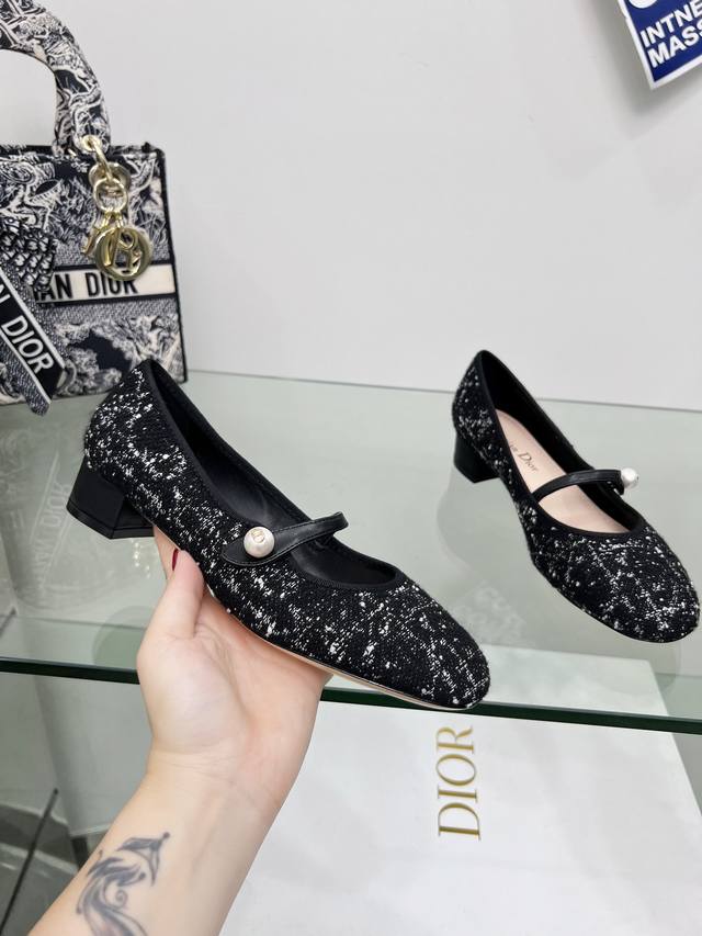出厂 迪奥 Dior 春夏高定系列新款 Ballet 标志性电绣藤格纹低跟芭蕾舞女鞋 Cd字母Logo珍珠扣粗跟蝴蝶结凉鞋 材质：进口金属羊皮 环保藤格纹粗花呢