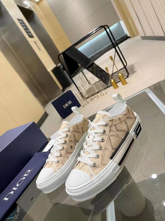 女 Dior 专柜包装 Dior 迪奥 春夏新款 专柜原版购入拆解1:1制作，Dior字母、胶片、系带休闲鞋材料面料： 意大利帆布、磨砂片 内里、垫脚：原版一体