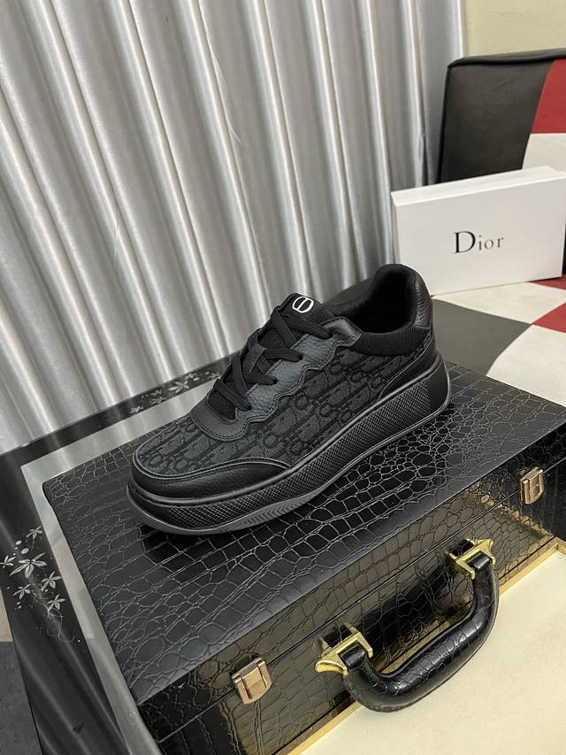 出厂价Pp： 迪奥Dior* 最新爆款休闲鞋，顶端品牌 奢侈～代购，顶级～质量。 鞋面選用进口透气牛皮搭配材质透气羊皮垫脚 精细做工。原版个性时尚柔软橡膠耐磨大