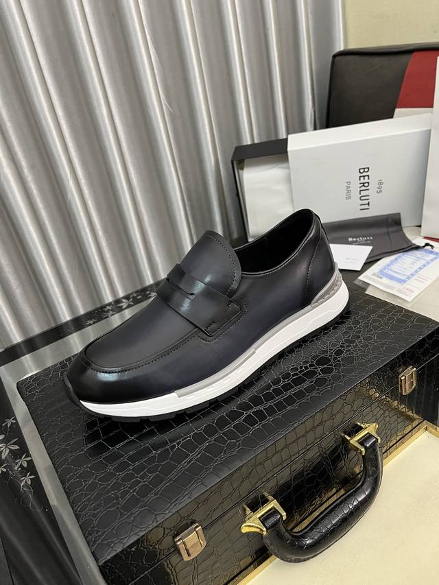 出厂价Pp： Berluti布鲁提手工擦色男鞋 重工打造 纯手工制作 这款具有独特现代感的鞋履打破常规，用皮质鞋面搭配极为柔韧且超轻的鞋底，柔软水染牛皮内里，橡