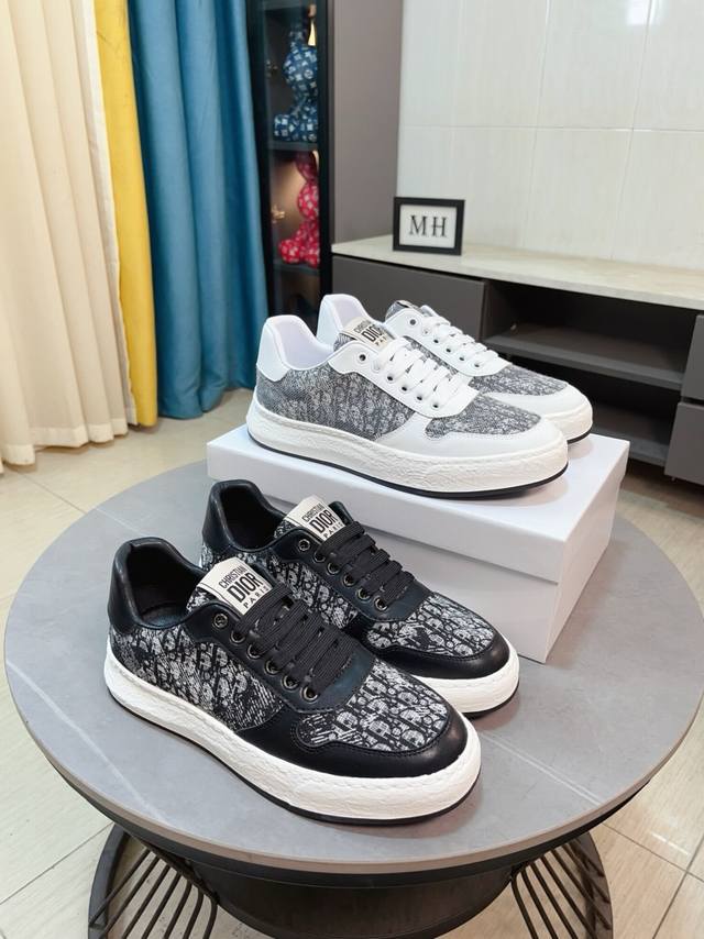 出厂价P 迪奥 Dior 25Ss新品 B01德训鞋 情侣款鞋头维度设计宽了点 上脚舒适度完美在线 线头优美 适配裤型完美百搭 饰以各种经典细节 是日常造型的理