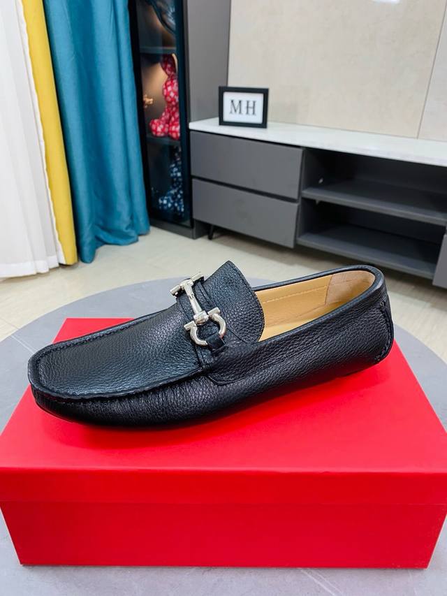 出厂价P 内配有包装 Ferragamo 菲拉格慕爆款时尚豆豆鞋原版开模好质量看得见，进口高端头层牛皮荔枝纹奢华羊皮内里纹路很清优质防水防滑耐磨大底高品质低价位
