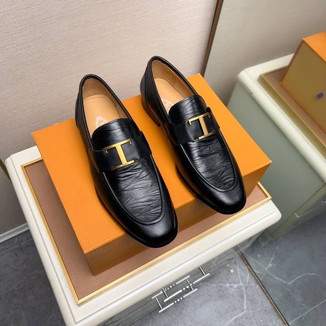 商品商标：Tods 托德斯 休闲皮鞋 正码码数: 38-44 45.46.47订制 商品材料：精选 头层压花牛皮鞋面+经典五金扣，进口牛皮内里。强烈立体视觉效果