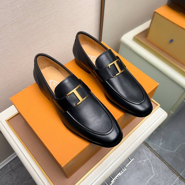 商品商标：Tods 托德斯 休闲皮鞋 正码码数: 38-44 45.46.47订制 商品材料：精选 头层小牛皮鞋面+经典五金扣，进口牛皮内里。强烈立体视觉效果，