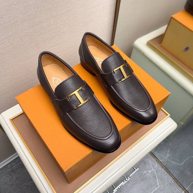 商品商标：Tods 托德斯 休闲皮鞋 正码码数: 38-44 45.46.47订制 商品材料：精选 头层荔枝纹牛皮鞋面+经典五金扣，进口牛皮内里。强烈立体视觉效