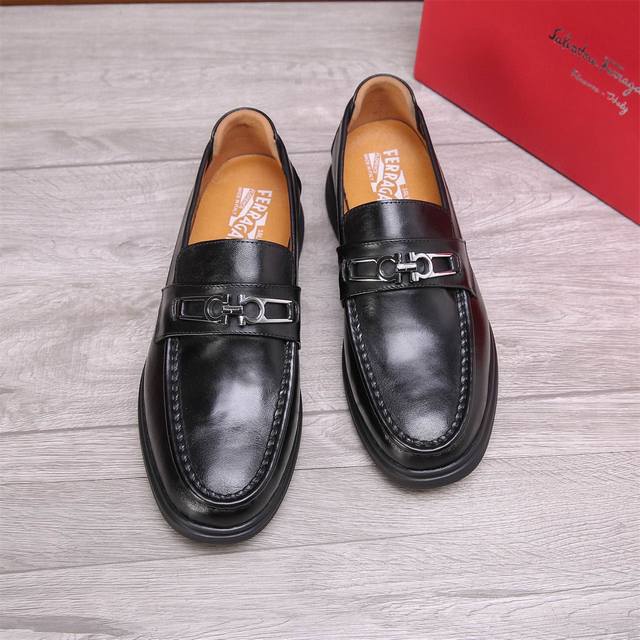商品商标：Ferragamo 菲拉格慕 休闲皮鞋 正码码数: 38-44 45.46订制 商品材料：精选 进口小牛皮鞋面+经典五金扣，进口水染牛皮内里。强烈立体