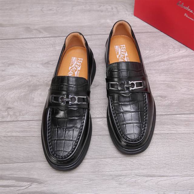 商品商标：Ferragamo 菲拉格慕 休闲皮鞋 正码码数: 38-44 45.46订制 商品材料：精选 进口小牛皮压花鞋面+经典五金扣，进口水染牛皮内里。强烈