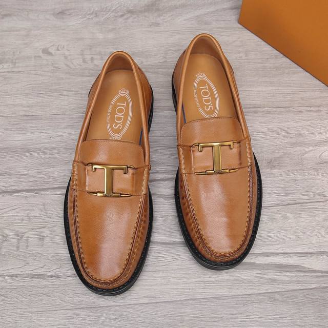 商品商标：Tods 托德斯 休闲皮鞋 正码码数: 38-44 45.46订制 商品材料：精选 头层牛皮鞋面+经典五金扣，进口牛皮内里。强烈立体视觉效果，原版大底