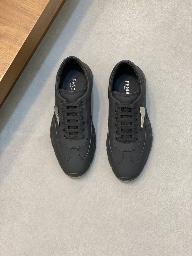 Fendi 顶级代购 芬 炸街男神小怪兽人气爆款专柜新款原厂配置，意大利进口原版丝绸牛皮面料，高品质印花工艺，进口水染牛皮拼透气网纱内里，透气舒适，鞋底：原厂特