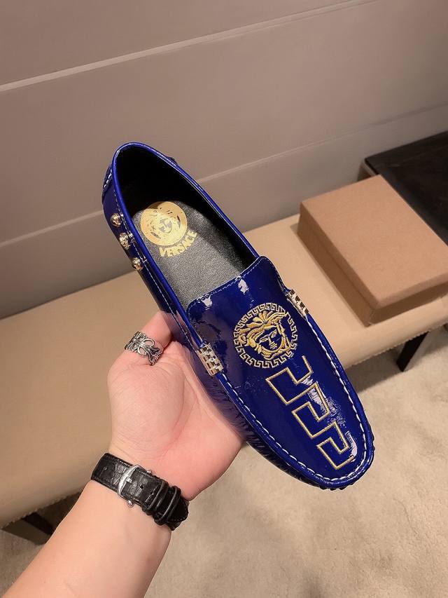 实 ，范思哲官方旗舰店最新款 全羊里 顶级代购，专柜同步发售，男士的最爱 鞋面采用意大利进口原版专用头层牛皮+鞋侧三颗品牌金钉打造，全进口头层羊皮里，鞋底原厂特