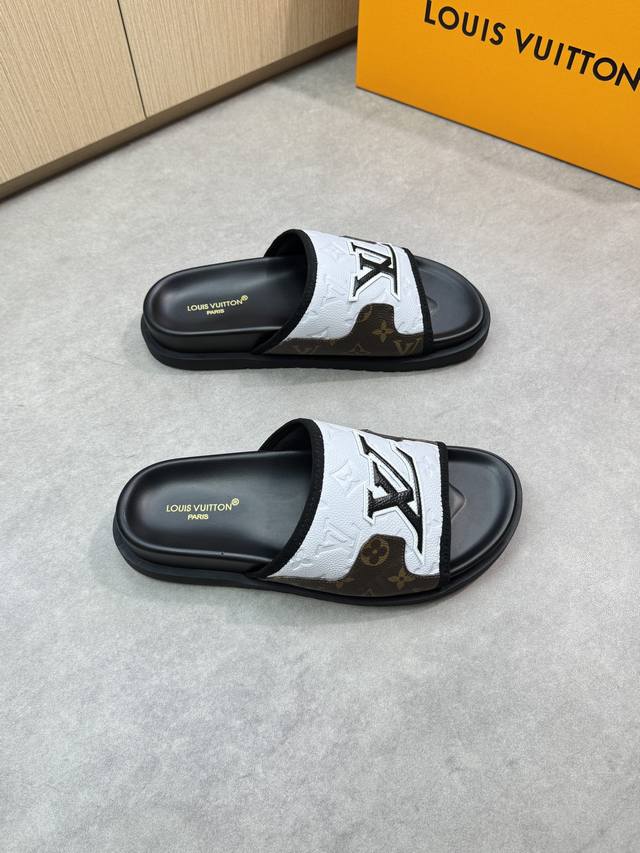 Louis Vuitton 路易威登 -高端品质 原单休闲凉拖鞋 -鞋面：荔纹小牛皮.空压品牌图腾、品牌图腾Pvc皮料、车包边工艺、车缝品牌Logo图腾 -内里