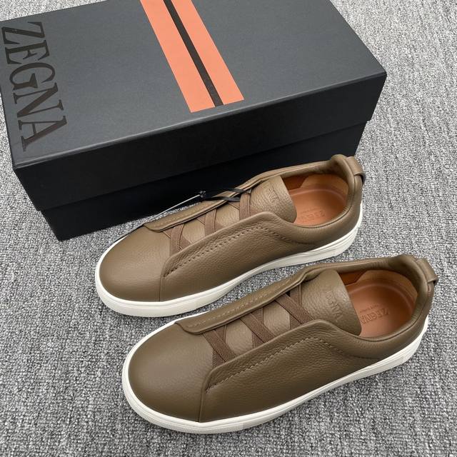Ermenegildo Zegna 杰尼亚 休闲运动鞋 这款 Triple Stitch 低帮运动鞋以柔软的鹿皮制成，为休闲鞋履注入精致格调。标志性三重交叉弹性