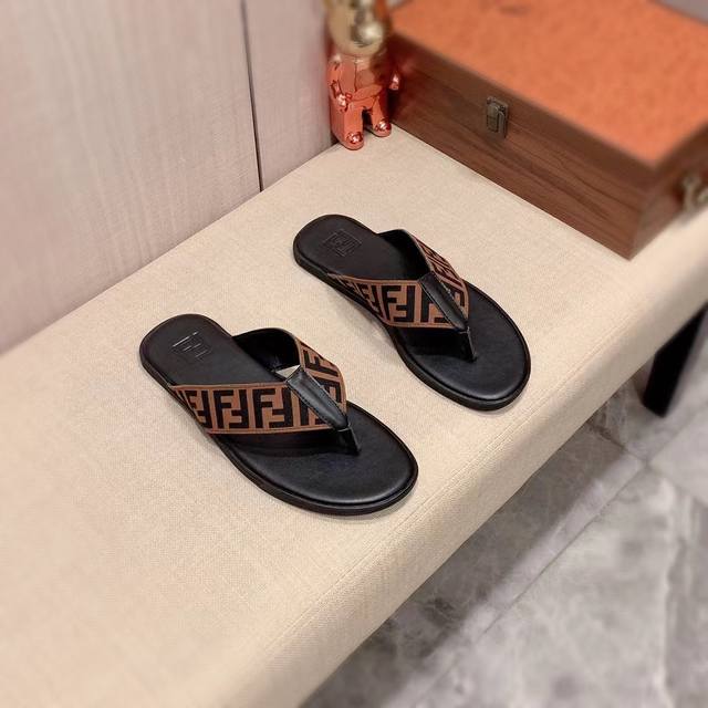 拖鞋: 新款: 厂价 F迪* 系列拖鞋顶级代购男士 专柜同步发售，意大利进口原版精选皮料，做工考究， ，鞋底： 超舒适 原厂特供原版底，独家双层活动成型底超级舒