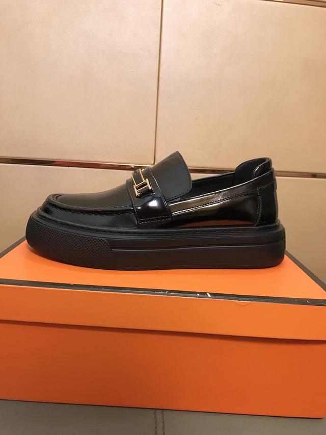 工厂P价 普拉达 Prada 男士休闲商务皮鞋，质量绝对，原版大底，优质进口橡，耐磨防滑,鞋面材质：进口头层牛皮防滑橡胶大底，内里材质：羊皮内里！码数38-44