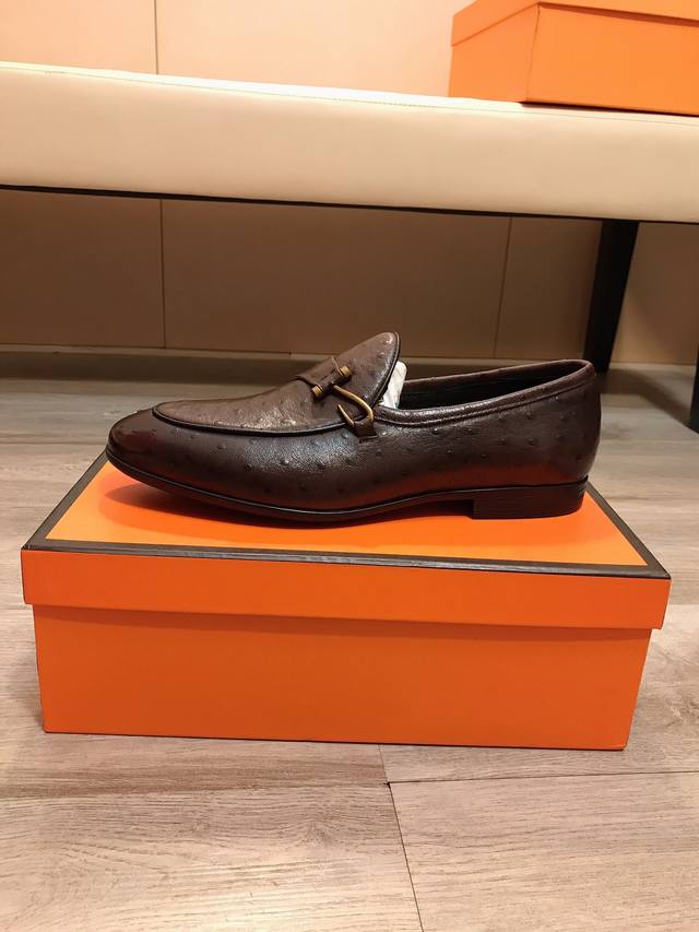 工厂P价 菲拉格慕[Ferragamo] 新款男士休闲皮鞋，鞋面采用进口牛皮，真皮内里，专用皮鞋大底，绝非一般的工艺制造，明星御用款！专为潮男们打造最完美鞋履！