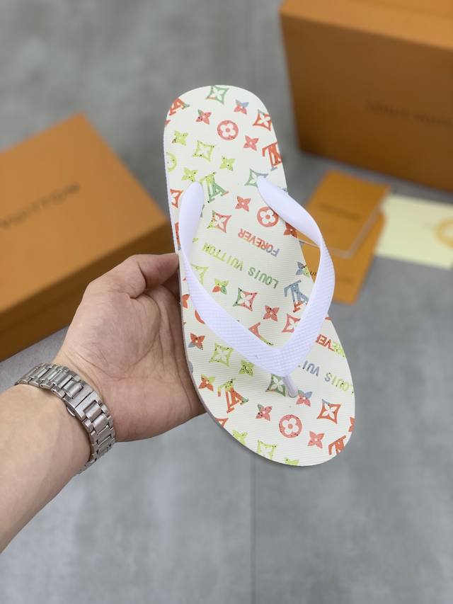 工厂P价P 实价 Louis Vuitton 新款情侣休闲人字拖鞋，官网1:1、高品质 完美做工 透射出一种尊贵奢华，于古奇高端超凡工艺中升华其奢侈定义。码数：