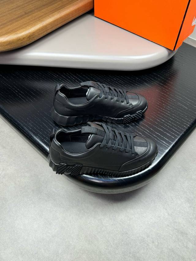Hermes 爱马仕 -高端品质 原单 -鞋面：纳帕小牛皮、鞋舌.后跟.品牌Logo织带 -内里：水染牛皮 -大底：超轻Tpu发泡 橡胶：双色成型大底 -超高品