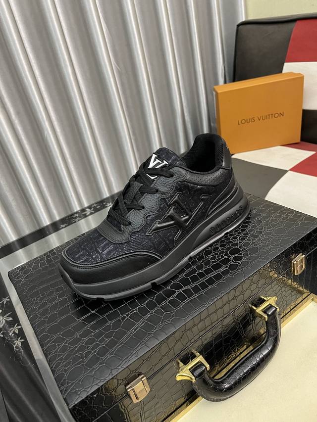 出厂价Pp： 路易威登Lv 老爹鞋大底爆款休闲运动鞋，透气舒适，行走方便，潮男百搭飞织滴胶搭配真皮内里古奇流行原版大底 运动跑步风，超级舒服。码数38-443色