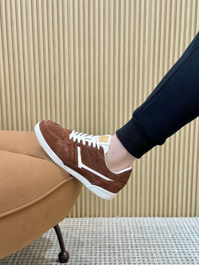 实价： 汤姆 Tom Ford 美国时尚轻奢2025爆款款 Size：39-45 Tom Ford来自欧美品牌，贸易原单，国内罕见，不易撞款 春夏穿到秋冬，跨越