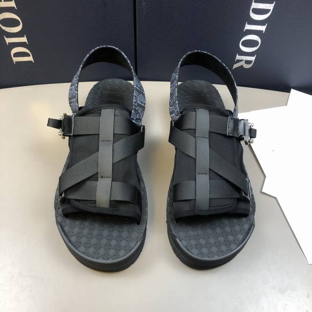出厂价P 平跟款 年春夏款巨献 Dior 迪奥 D字扣饰罗马凉鞋 材料面料：原版面料，大底：意大利原版大底 颜色黑色 码数：38-45He.Qun