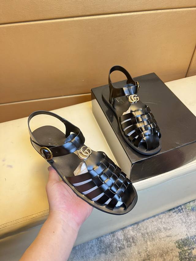 P 春夏 古奇 男士凉鞋 作为时尚界的活跃一族 以大胆创新为本色 为中国时尚潮男打造出这款休闲商务风格面料采用原版材料 原版配色时尚大方如此奢华高档霸气 码数: