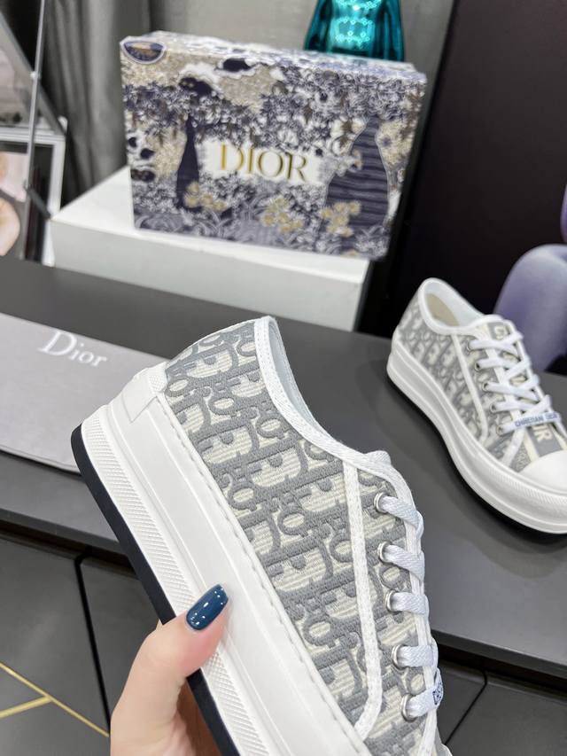 直销 Dior 迪奥 这款 Walk'n'dior 厚底运动鞋是一款时尚单品，提升该系列的格调。春秀最新走秀款，各大明星同款厚底鞋，超级百搭，原版1：1复刻，白