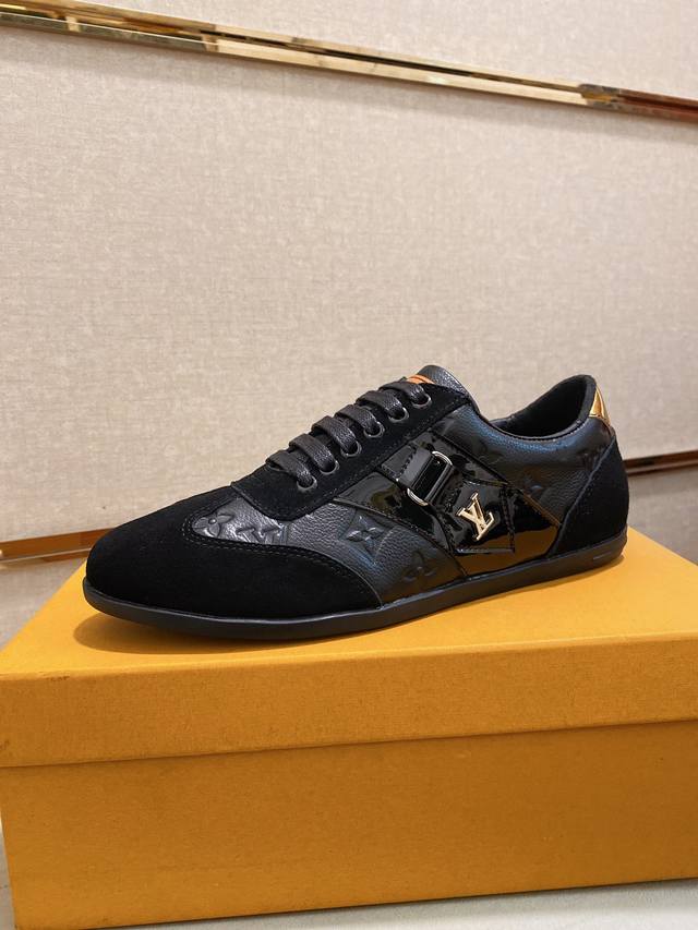 Lv 路易威登。最新潮鞋休闲鞋实体店爆款38-44码。 新品春夏季舒适进口定制原版牛皮，独特提花面料元素设计。搭配羊皮内里，Lv原版底， 高端包装高品质细节决定