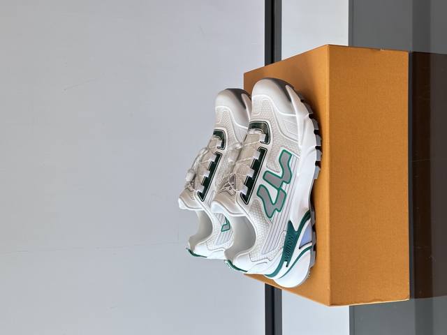 Lv Runner Taticss25春夏新系列也是可爱到无话可说[]Pharrell在Lv的设计风格，以及街头潮流的核心元素。街头潮流通常强调个性、功能性、联