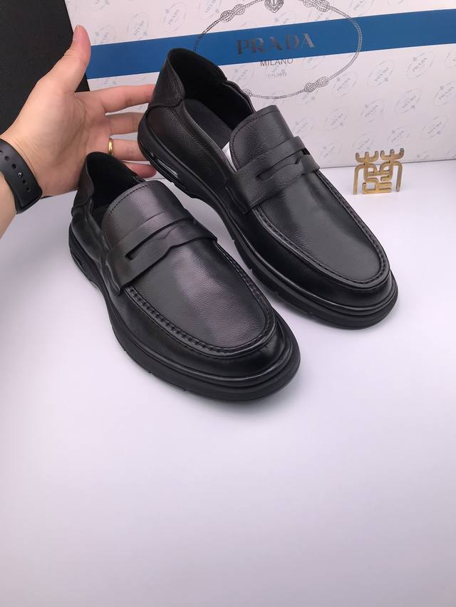 Prad* 摔纹胎牛皮 软底软面休闲鞋 头层胎牛皮 小摔纹 皮质柔软 软嫩 穿着舒适，皮纹细腻 色泽均匀 自然 质感强 羊皮里 超软橡胶底 轻且软 脚感极佳 真
