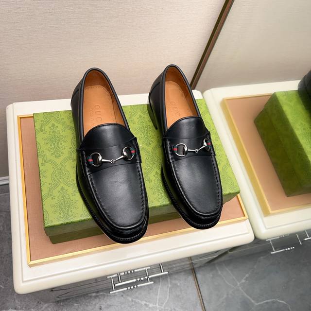 商品商标：Gucci 古驰 休闲皮鞋 正码码数: 38-44 45.46.47订制 商品材料：精选 进口头层小牛皮鞋面+经典五金扣，进口牛皮内里。强烈立体视觉效