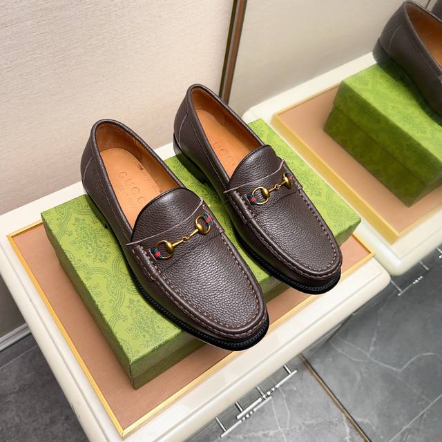商品商标：Gucci 古驰 休闲皮鞋 正码码数: 38-44 45.46.47订制 商品材料：精选 进口头层荔枝纹牛皮鞋面+经典五金扣，进口牛皮内里。强烈立体视