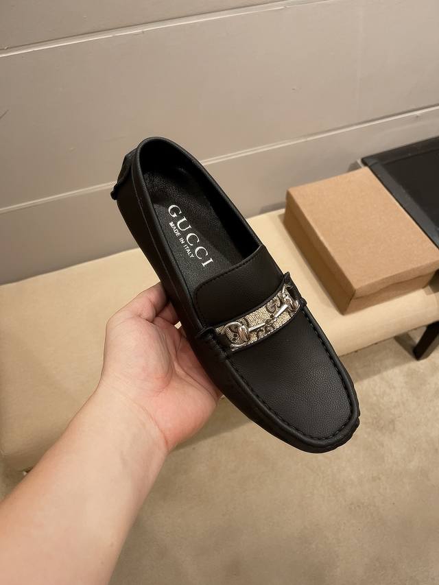实价 Gucci 古奇官方新款，意大利名模贵族们爆款，时尚界的佼佼者，无可超越，市场高品质精品商务豆豆男鞋。明星周杰伦同款，原单正品，采用进口原版荔枝纹牛皮，头