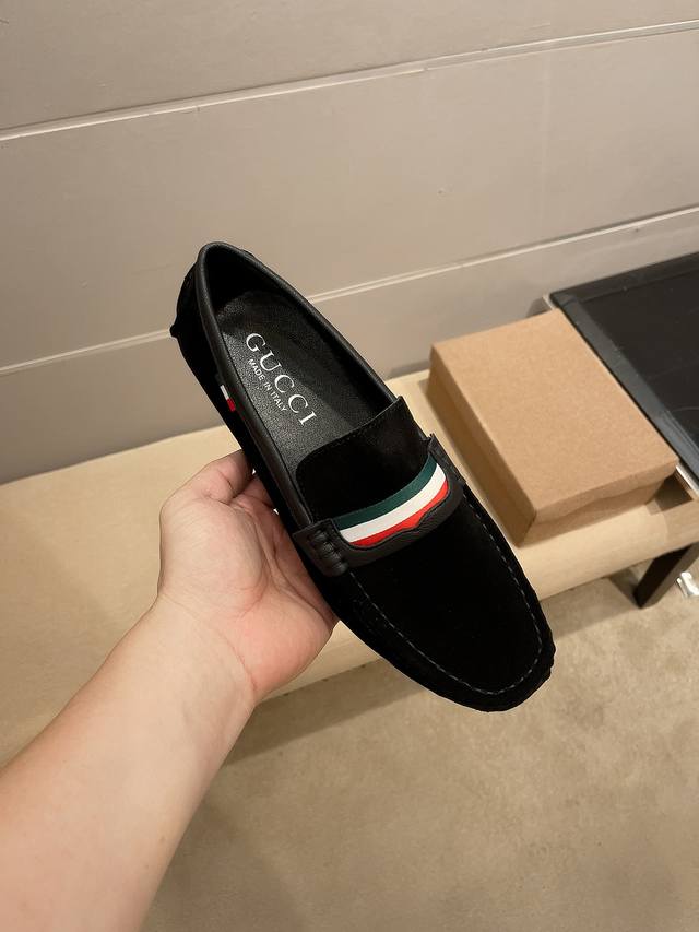 实价 Gucci 古奇官方新款，意大利名模贵族们爆款，时尚界的佼佼者，无可超越，市场高品质精品商务豆豆男鞋。明星周杰伦同款，原单正品，采用进口原版荔磨砂牛皮，头
