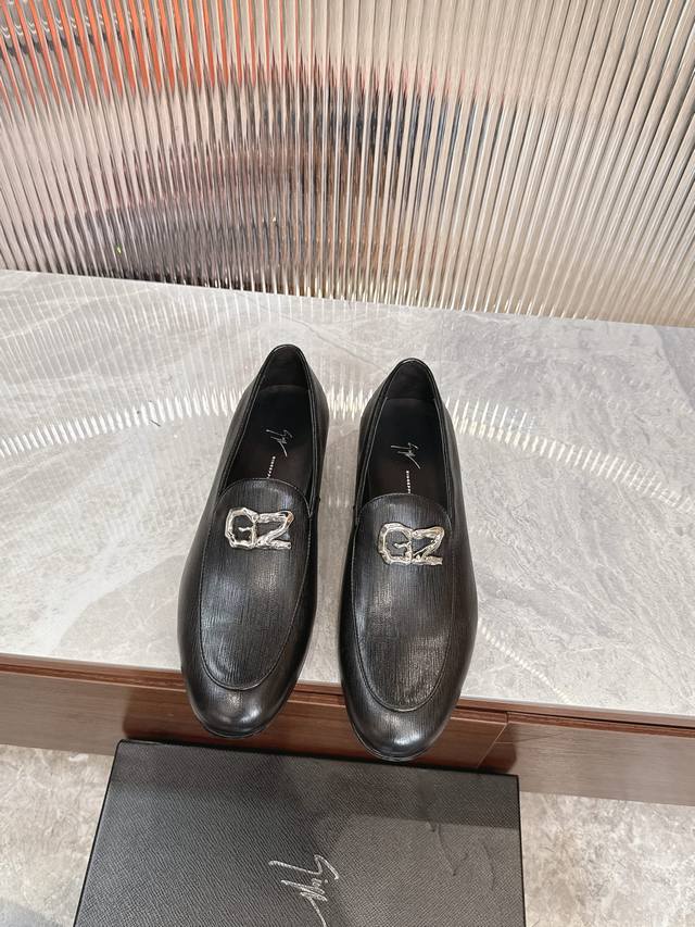 Giuseppe Zanotti 男士高端真皮大底经典男士商务皮鞋，进口原版牛皮，水染头层牛里，进口真皮大底！专业严谨工艺，注重细节，彰显尊贵绅士品味！ 元 S