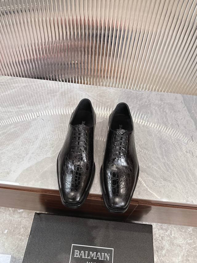 Balmain 巴尔曼 男士新款正装德比鞋 面料选用进口牛皮 内里进口水染牛皮 牛皮垫脚 真皮大底 后跟复合橡胶防滑耐磨 彰显高端奢华大气 大牌体验 舒适透气