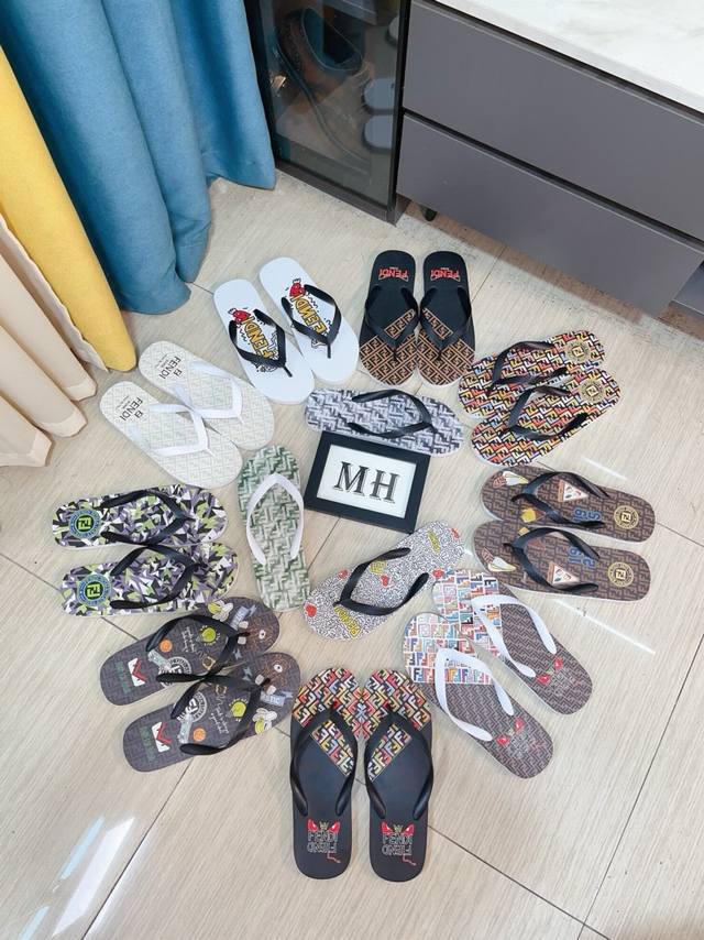 出厂价P Fendi 芬迪沙滩拼色橡胶拖鞋男拖宽饰带涼鞋。聚氨酯鞋垫轻盈、极度柔韧。防滑橡胶鞋底。橡胶材质。鞋带造型多变，凹纹对角Ff图案和Logo双拼。 Si